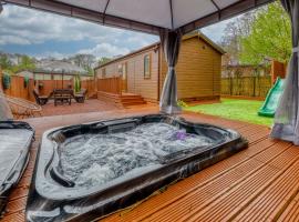 Family Luxury York Cabin Retreat with hot tub, hotell i York