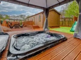 Family Luxury York Cabin Retreat with hot tub
