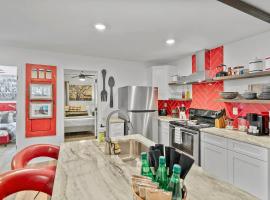 Hidden Lighthouse Bungalow Renovated 2 Beds Dogs Ok، فندق في سانت أوغيستين