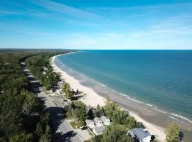 Beach Club of Oscoda Garden Cottage on the Lake