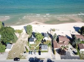 Beach Club of Oscoda Garden Cottage on the Lake, beach hotel in Oscoda