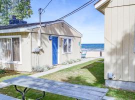 Beach Club of Oscoda - The Lakeshore Cottage, holiday home in Oscoda
