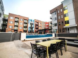 2BR Balcony Suite Gym & Pool Downtown at CityWay, apartment in Indianapolis