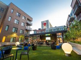 2BR Balcony Suite Gym & Pool Downtown at CityWay, hotell sihtkohas Indianapolis