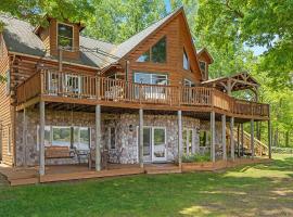 Lakefront 5BR Cabin on Big Crooked Lake w Pontoon, hótel í Rockford