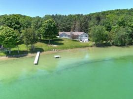 The Lookout on Lake Leelanau with Private Waterfront、Suttons Bayのヴィラ