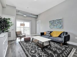 High-end condo downtown Kingston near RMC Queens, hotel in Kingston