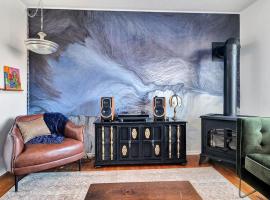 Retro vibe w hot tub piano lounge and vinyls, hotel en Picton