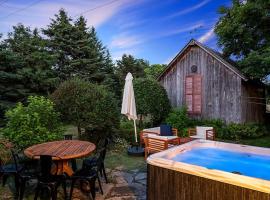 The Gem - Beautiful farmhouse with hot tub, villa in West Lake