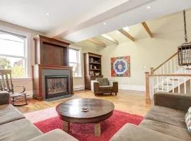 Soaring ceilings 15 min walk to Parliament