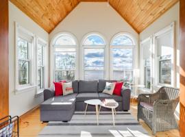 Stunning waterfront home 25min to downtown Ottawa, mökki kohteessa Gatineau