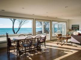 Lakeside PEC: Beautiful Waterfront & Patio, hotel em Wellington