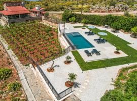 Villa Recluso-3 bd luxury country villa, huge pool with hydromassage, individual bbq & large yard, mountain view – dom wakacyjny w mieście Maláxa
