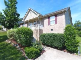 20 minutes to Downtown Nashville w/ Fenced in Yard, hotel in Goodlettsville