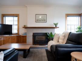 Homely Abode - Near City With Parking, Cottage in Kings Park