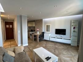 B018-Bright apartment with balcony - Cannes Croisette, Hotel in Cannes