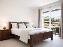 City Comfort: Near Hospital & City with Parking، فندق في Kings Park