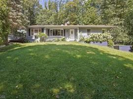 Large Private House on 5 Wooded Acres. Total Privacy!, hotel dengan tab panas di Hackettstown
