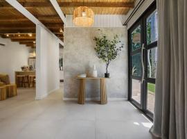 VILLA COSTERA - Pool Beach Full AC Restaurants Route Garden Generator, hotel in Cabo Rojo