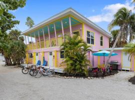 Charming Suite with Balcony and Bikes at Historic Sandpiper Inn, hotell i Sanibel