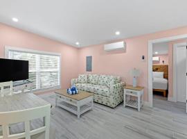 Charming Suite with Balcony and Bikes in Historic Sandpiper Inn, hótel í Sanibel