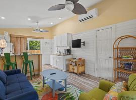 Renovated Cottage at the Historic Palms Inn of Sanibel- Includes Pool and Bikes, gististaður í Sanibel