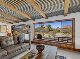 Mid-century Ranch Home in Sedona with Fantastic Red Rock Views, hotel que aceita animais de estimação em Sedona