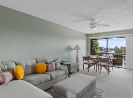 Comfy Waterfront Condo at Tennisplace Sanibel, hotel in Sanibel