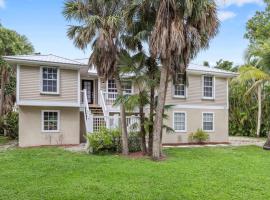 Palm Paradise- Charming Island Bungalow in Downtown Sanibel, hotel en Sanibel