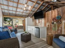 Cottage on Mistletoe hot tub outdoor party barn