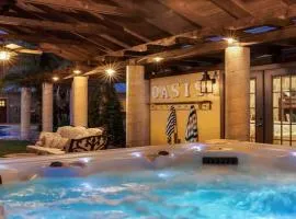 Oasis Hideaway pool hot tub walking distance