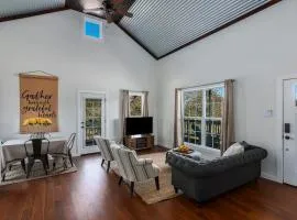 French Kiss Cottage, Hot Tub, Pet Friendly!