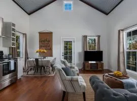 French Kiss Cottage, Hot Tub, Pet Friendly!