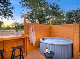 Cactus Coterie with Hot tub & pet friendly, apartment in Fredericksburg