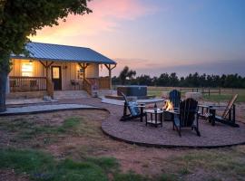 Cherry Pond with hot tub & spectacular VIEWS, hotel v destinaci Fredericksburg