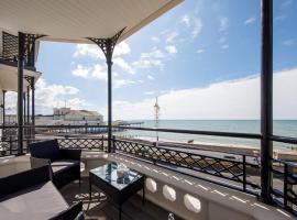 Panoramic sea views in beachfront apt w balcony, hotel in Bognor Regis