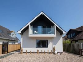 Surfer's Paradise Steps to Beach Sleek&Stylish, hótel í East Wittering