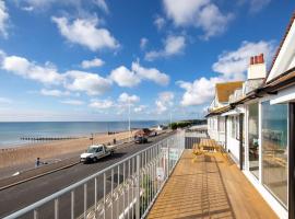 Stunning Beachfront Apt w Balcony & Sea Views, hotell i Bognor Regis