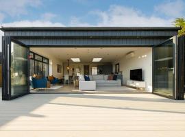 Designer Seaside Escape King Beds Scenic View, pet-friendly hotel in East Wittering