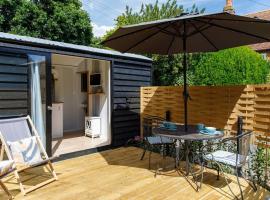 Gorgeous Shepherds Hut - Walk to Beach & Pub, holiday home in West Wittering