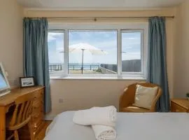 Sunny seafront chalet - sleeps 6