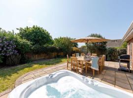 Beach house for 10 with hot tub & garden, hotel em West Wittering