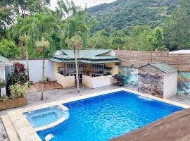 Villa con Hermosa Vista a las Montañas a Pasos del Río @drvacationsrental, koča v mestu Bonao