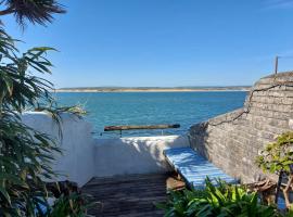 2 Bed cottage in a fantastic sea front setting，阿普多爾的飯店