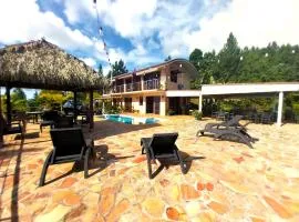 TAHITI HILLS LODGE - 12 pers