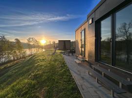 Holiday Village Seeblick - mobile home with lake view, дом для отпуска в городе Нойнбург-форм-Вальд