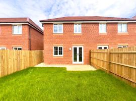 BRAND NEW 3 BEDROOM HOUSE WITH GARDEN AND FREE PARKING, hotel a Wednesbury