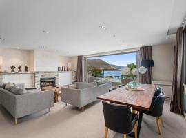 Luxury Lakeview on Ardmore with Sauna, hotel in Wanaka