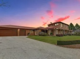 Snowline - Ultimate Getaway, Pool, Sleeps 16