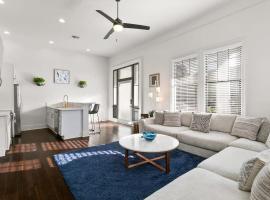 Modern pristine stunning 2BD Garden District Apt: New Orleans şehrinde bir daire